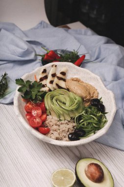 Taze salata tabağı ile karışık yeşillik