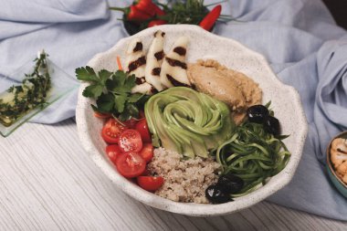 Taze salata tabağı ile karışık yeşillik