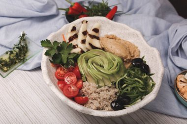 Taze salata tabağı ile karışık yeşillik