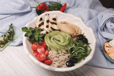 Taze salata tabağı ile karışık yeşillik