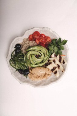 Taze salata tabağı ile karışık yeşillik