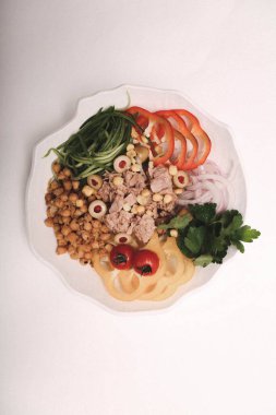 Taze salata tabağı ile karışık yeşillik