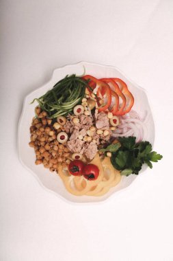 Taze salata tabağı ile karışık yeşillik