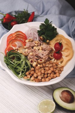 Taze salata tabağı ile karışık yeşillik