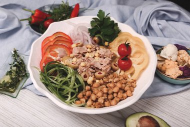 Taze salata tabağı ile karışık yeşillik