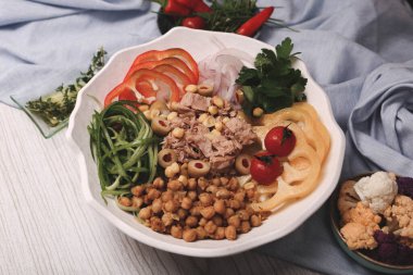 Taze salata tabağı ile karışık yeşillik