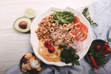 Taze salata tabağı ile karışık yeşillik