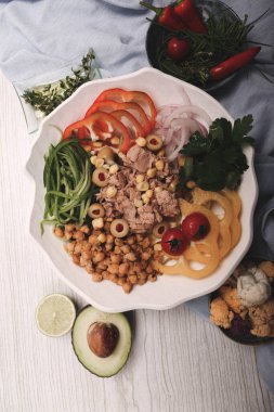 Taze salata tabağı ile karışık yeşillik