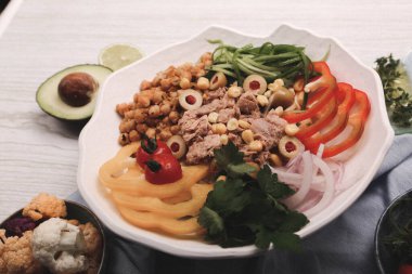 Taze salata tabağı ile karışık yeşillik