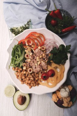 Taze salata tabağı ile karışık yeşillik