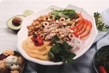 Taze salata tabağı ile karışık yeşillik