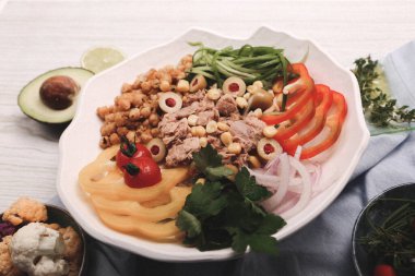 Taze salata tabağı ile karışık yeşillik