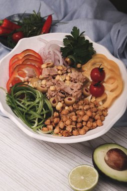 Taze salata tabağı ile karışık yeşillik