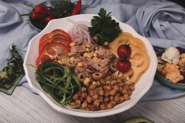 Taze salata tabağı ile karışık yeşillik