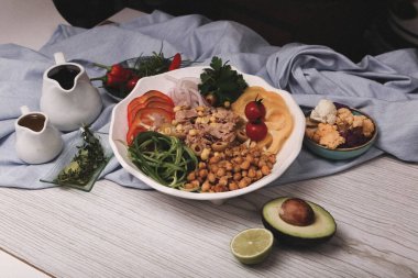 Taze salata tabağı ile karışık yeşillik