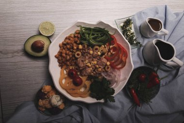 Taze salata tabağı ile karışık yeşillik