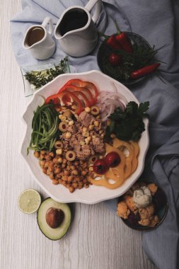 Taze salata tabağı ile karışık yeşillik