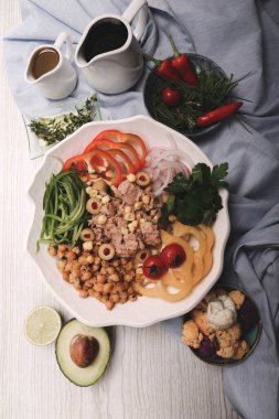 Taze salata tabağı ile karışık yeşillik