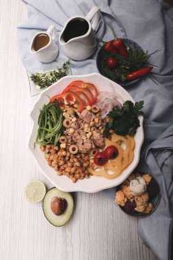 Taze salata tabağı ile karışık yeşillik