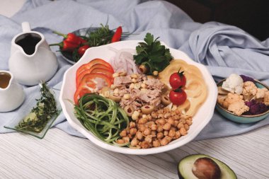 Taze salata tabağı ile karışık yeşillik