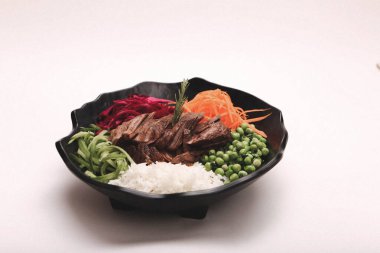 Taze salata tabağı ile karışık yeşillik