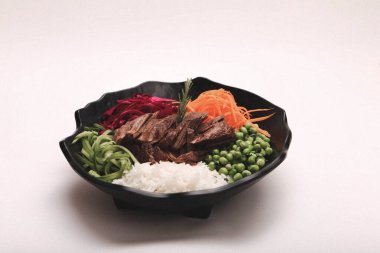 Taze salata tabağı ile karışık yeşillik