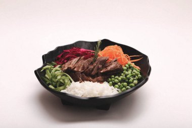 Taze salata tabağı ile karışık yeşillik