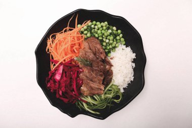 Taze salata tabağı ile karışık yeşillik