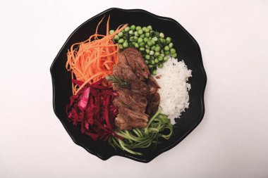 Taze salata tabağı ile karışık yeşillik