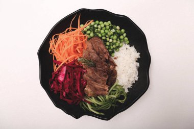 Taze salata tabağı ile karışık yeşillik