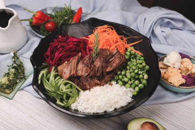 Taze salata tabağı ile karışık yeşillik