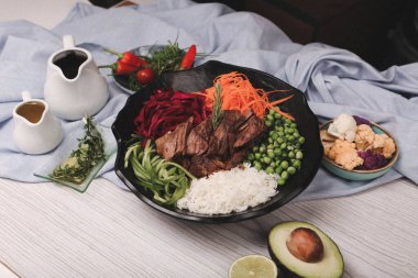 Taze salata tabağı ile karışık yeşillik