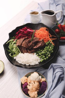 Taze salata tabağı ile karışık yeşillik