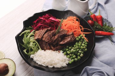 Taze salata tabağı ile karışık yeşillik