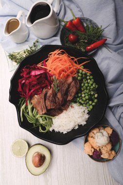 Taze salata tabağı ile karışık yeşillik