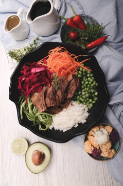 Taze salata tabağı ile karışık yeşillik