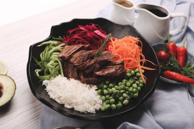 Taze salata tabağı ile karışık yeşillik