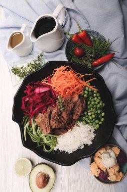 Taze salata tabağı ile karışık yeşillik