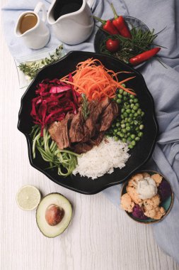 Taze salata tabağı ile karışık yeşillik