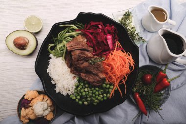 Taze salata tabağı ile karışık yeşillik