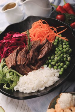 Taze salata tabağı ile karışık yeşillik