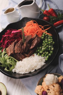 Taze salata tabağı ile karışık yeşillik