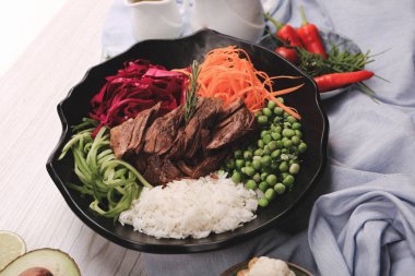 Taze salata tabağı ile karışık yeşillik