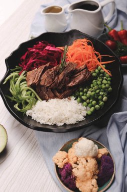 Taze salata tabağı ile karışık yeşillik