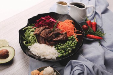 Taze salata tabağı ile karışık yeşillik