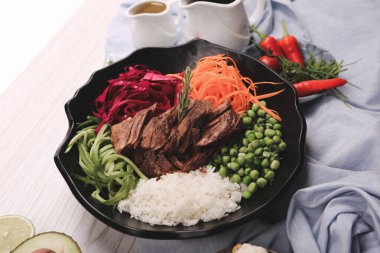 Taze salata tabağı ile karışık yeşillik