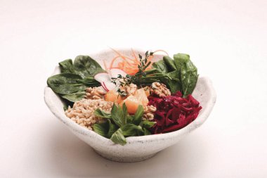 Taze salata tabağı ile karışık yeşillik