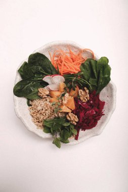 Taze salata tabağı ile karışık yeşillik