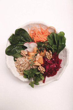 Taze salata tabağı ile karışık yeşillik