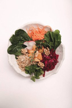 Taze salata tabağı ile karışık yeşillik